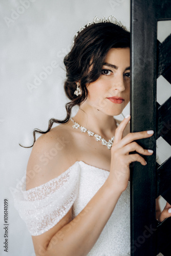 Obraz na płótnie black-haired bride girl getting ready for groom in boudoir w salonie