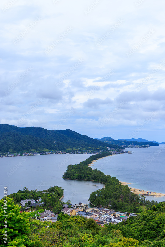 京都の美しい天の橋立と海の風景(縦構図) 京都の美しい天の橋立と海の風景(縦構図)