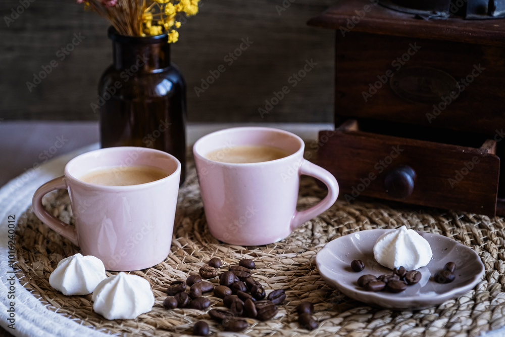 Tasse de café chaud sur la table avec des grains de café