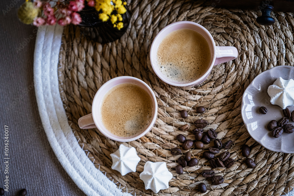 Tasse de café chaud sur la table avec des grains de café