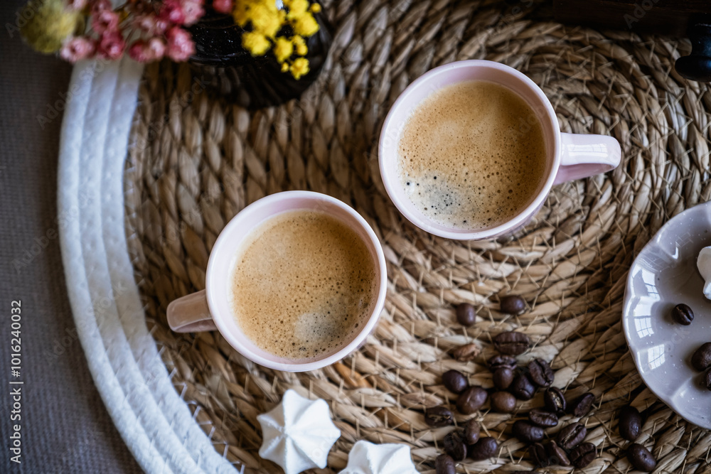 Tasse de café chaud sur la table avec des grains de café