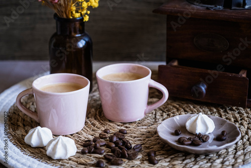 Obraz na płótnie Tasse de café chaud sur la table avec des grains de café w salonie