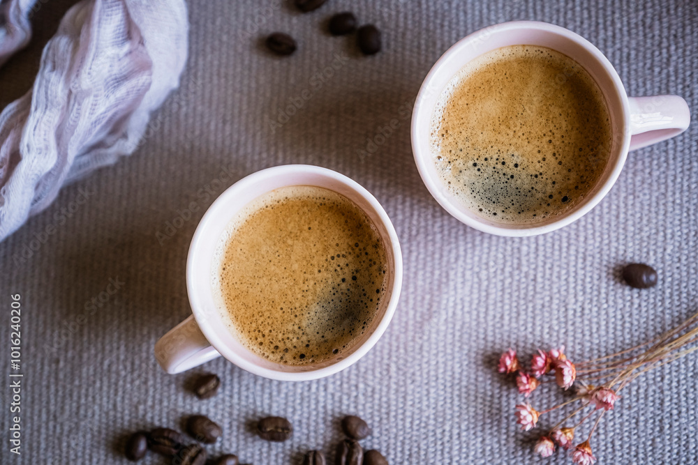 Tasse de café chaud sur la table avec des grains de café