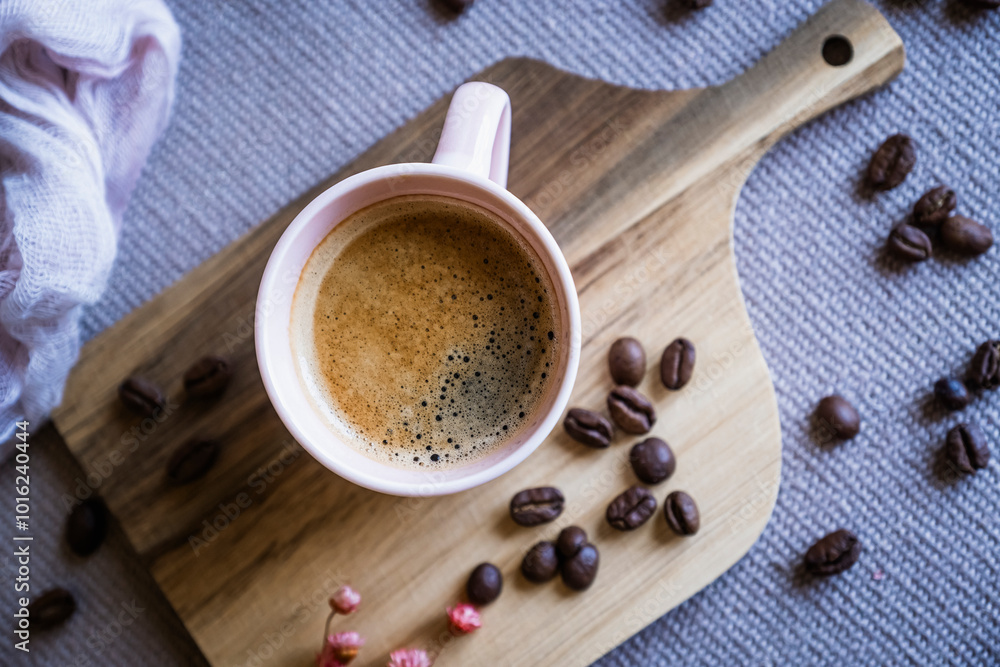 Tasse de café chaud sur la table avec des grains de café
