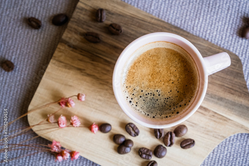 Obraz na płótnie Tasse de café chaud sur la table avec des grains de café w salonie