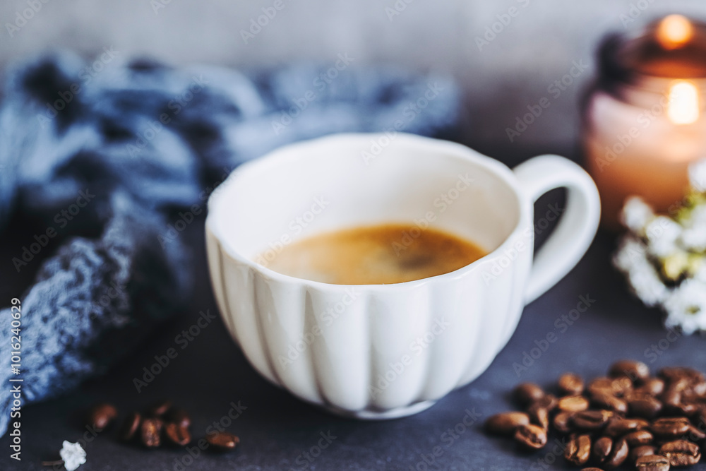 Tasse de café chaud sur la table avec des grains de café