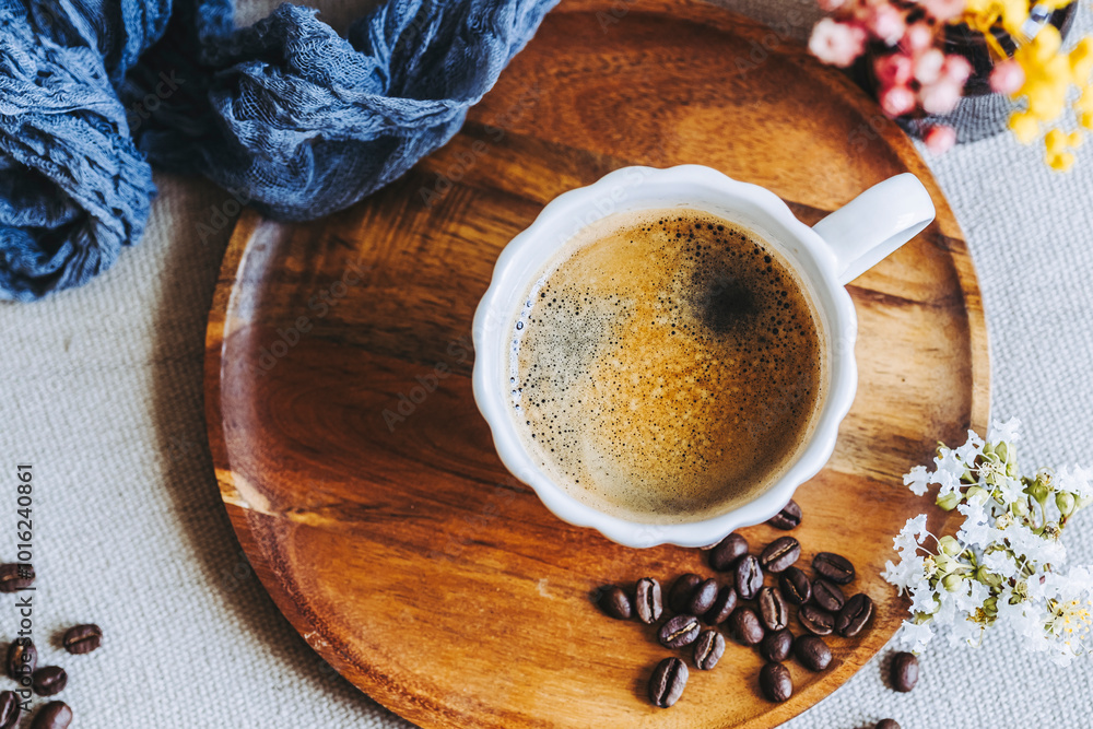 Tasse de café chaud sur la table avec des grains de café