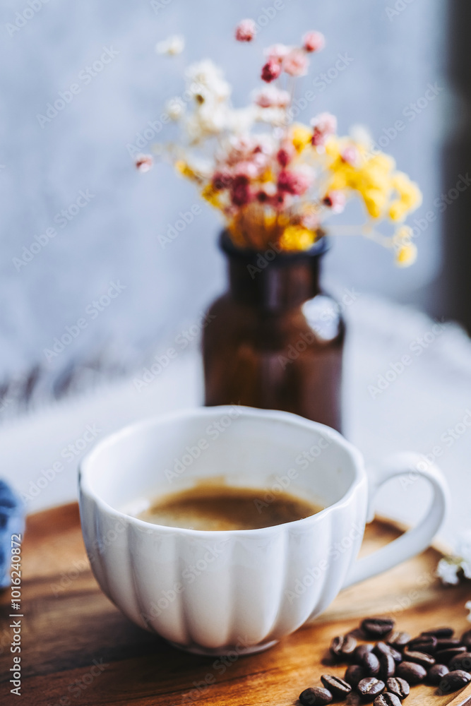 Tasse de café chaud sur la table avec des grains de café