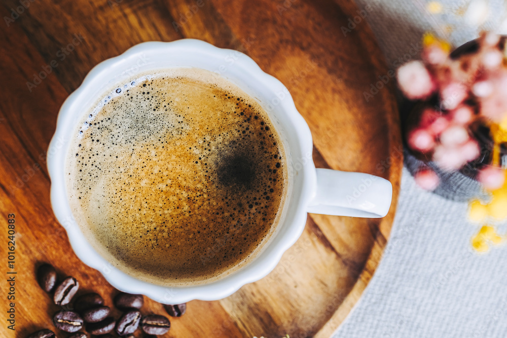 Tasse de café chaud sur la table avec des grains de café