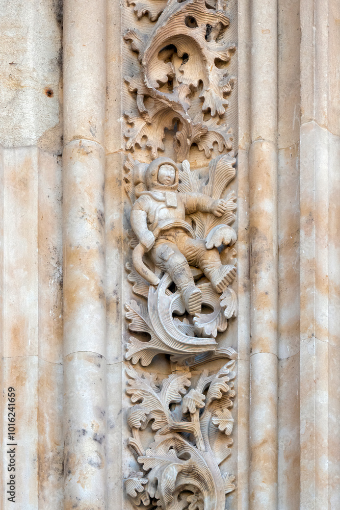 Fotografie Astronaut sculpture craved in the Puerta de Ramos of the Salamanca Cathedral, made in the 1992 restoration