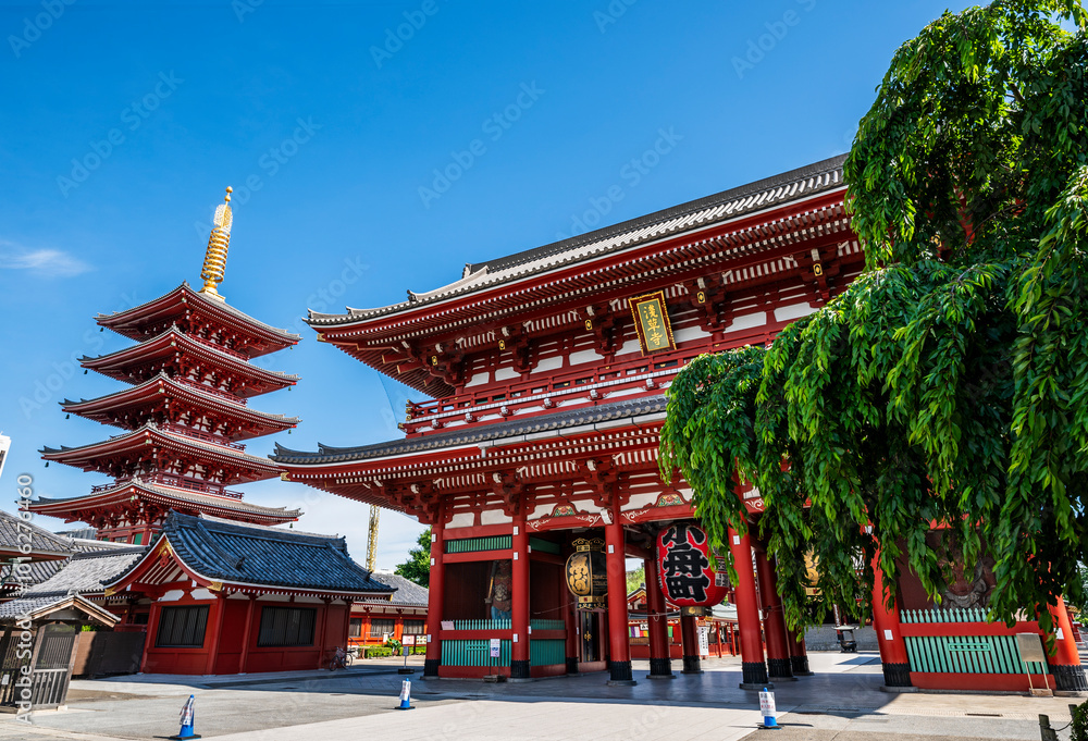浅草寺宝蔵門(仁王門)と五重塔　東京都台東区浅草