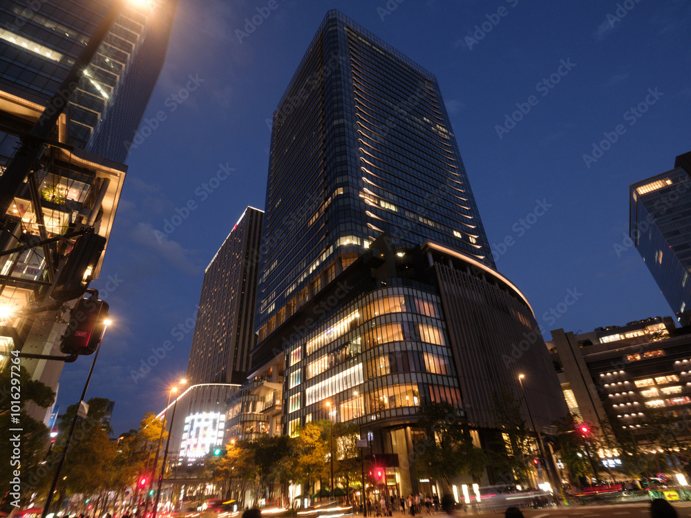Obraz premium 夜のビル、梅田
