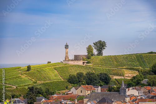 Le Phare de Verzenay au milieu des vignobles de vin pétillant de Champagne photo