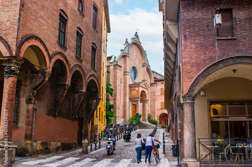 Obraz na płótnie The narrow street leading to Chiesa San Giovanni in Monte, Bologna, Italy w salonie