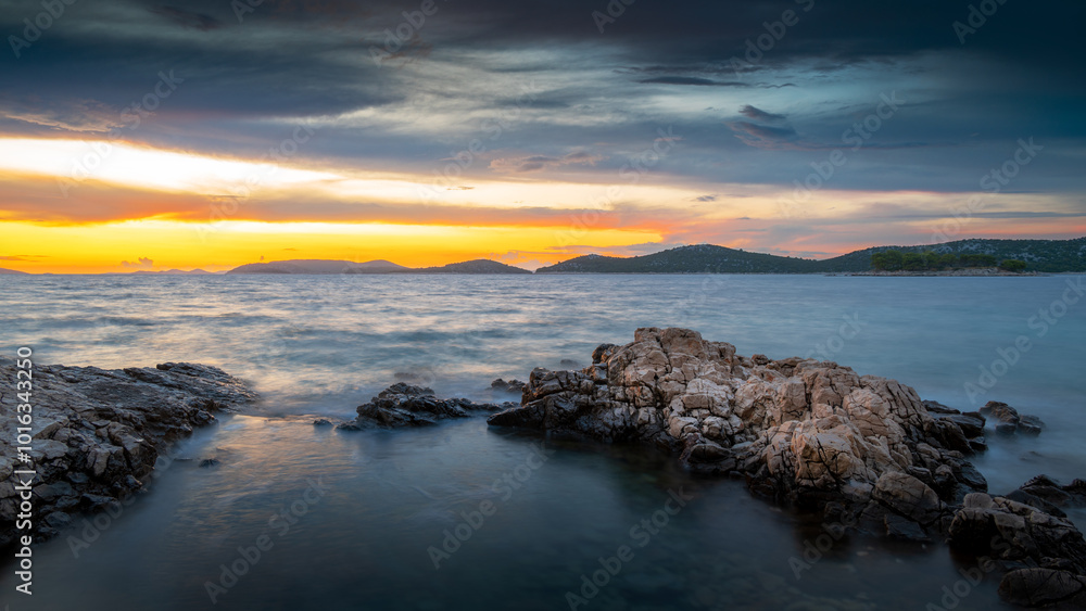 Obraz premium Dramatic Sunset with Clouds in the Sky
