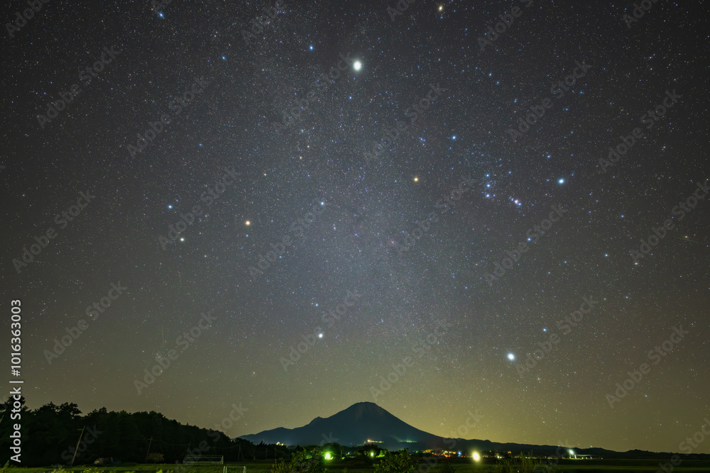日本の鳥取県の大山のとても美しい星空 日本の鳥取県の大山のとても美しい星空