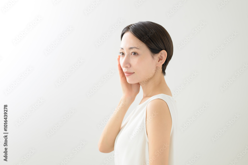 ミドル女性　ビューティー　スキンケア