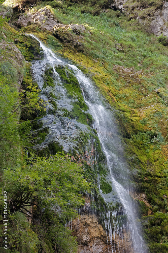 Naklejka premium Close-up of Goriuda waterfall near Chiusaforte, Italy