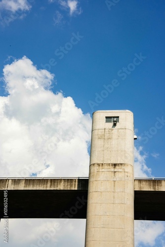 ダムと青空