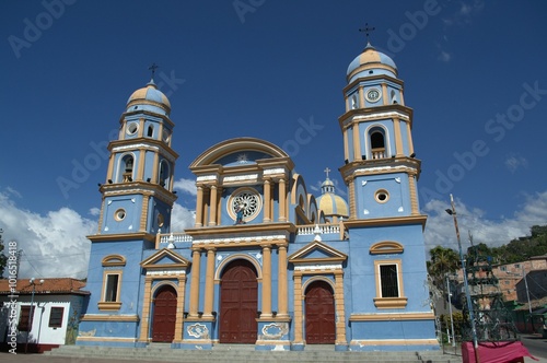 La gente del estado Tachira es en su gran mayoria de Religion Catolica,por eso podemos encontrar desde pequeñas capillas hasta enormes iglesias.