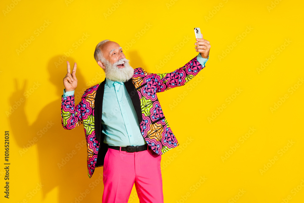 Φωτογραφία Photo portrait of attractive retired man selfie photo show v-sign wear stylish c