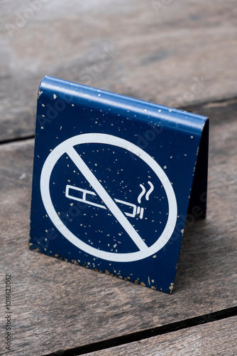 Obraz na płótnie No smoking sign on wooden table w salonie