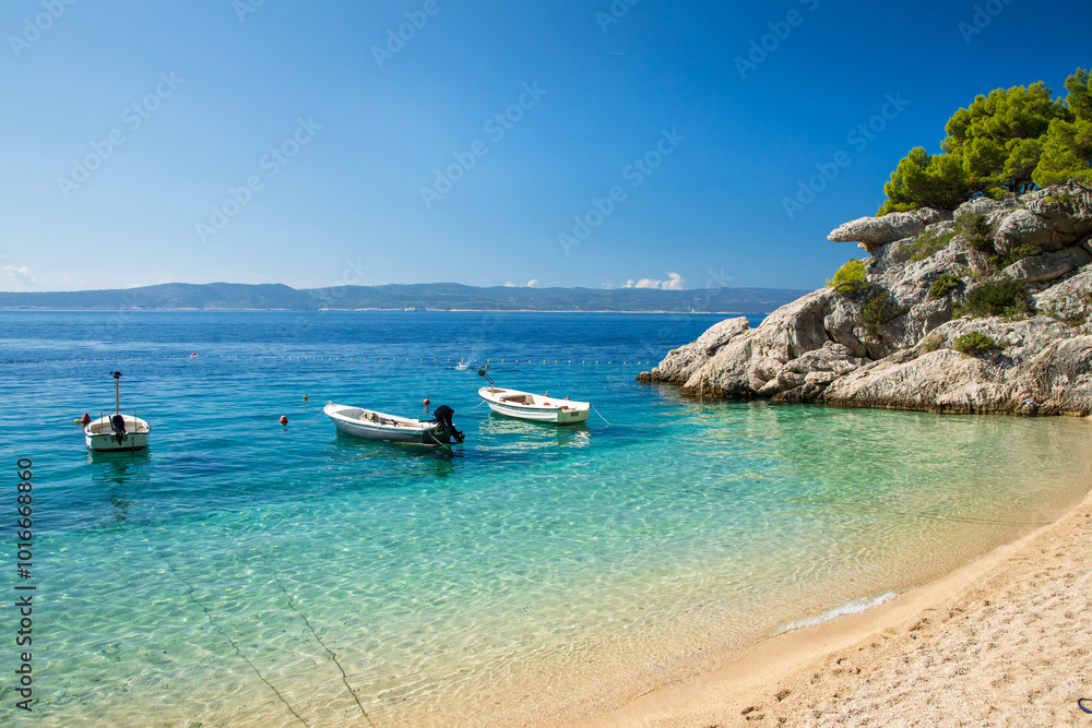 Obraz premium Crystal clear water on pebbel beach in Brela, Croatia