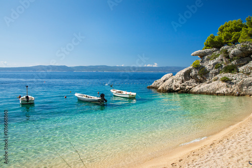Fototapeta Naklejka Na Ścianę i Meble -  Crystal clear water on pebbel beach in Brela, Croatia
