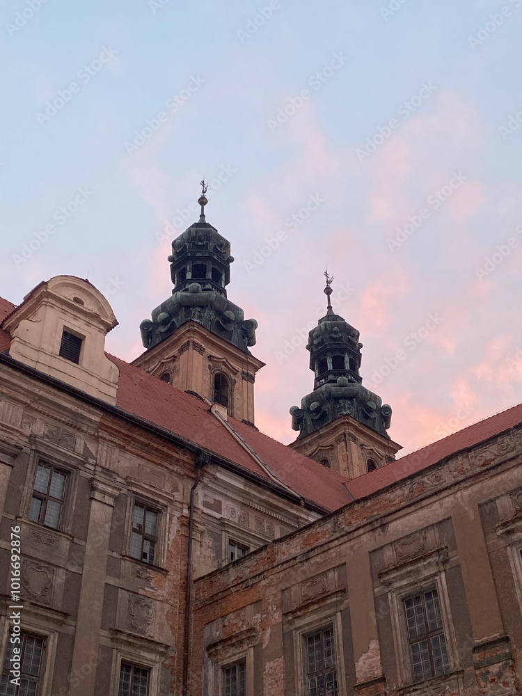 Fototapeta premium Dwie wieże klasztoru w Lubiążu podczas zachodu słońca.