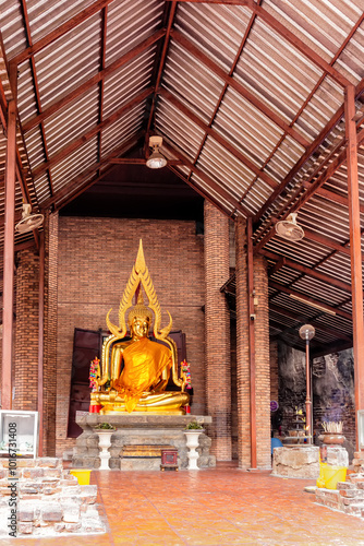 Buddhafiguren in einem Tempel in der historischen Tempelanlage Watyaichaimongkhol in Ayutthaya