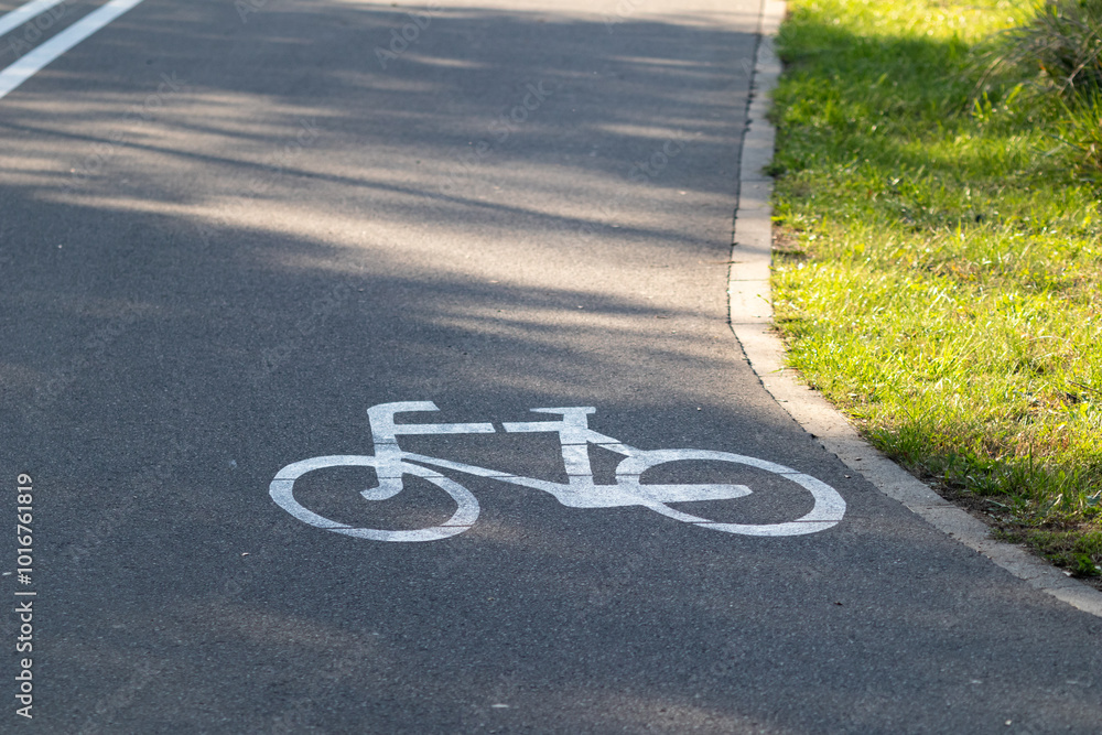 Obraz premium Bike Lane Sign in Scenic Park with Trees and Pathway - Outdoor Cycling Route