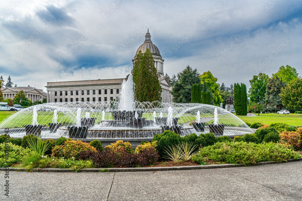 Fototapeta premium Capitol Building And Fountain