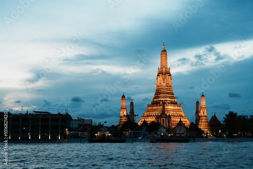 Foto WAT ARUN THE TEMPLE OF DAWN BANGKOK at sunset, Thailand