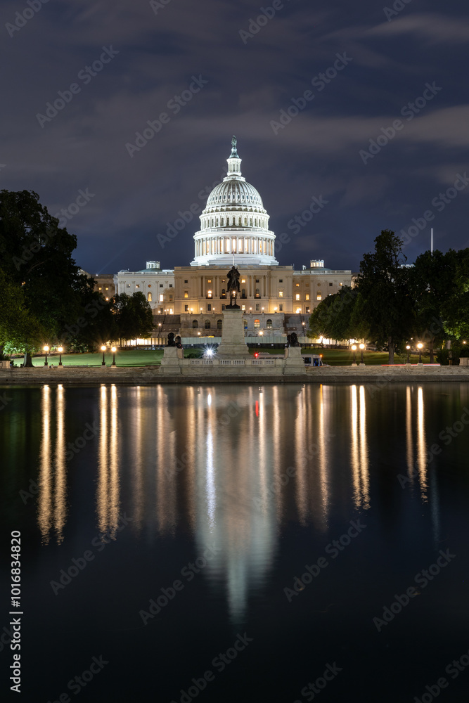 Obraz premium US Capitol building with reflection at night