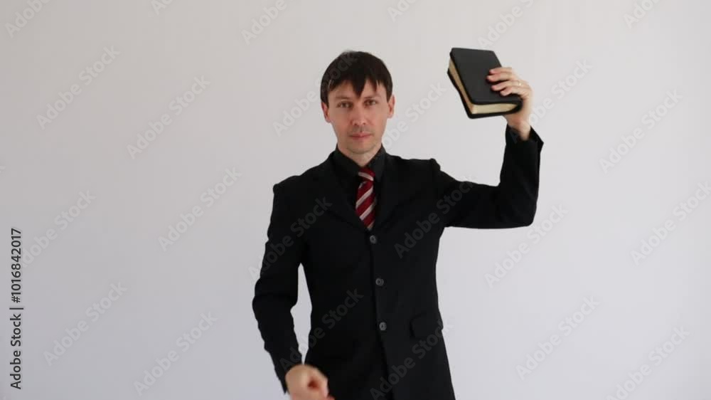 homem de negócios pastor segura biblia na mão