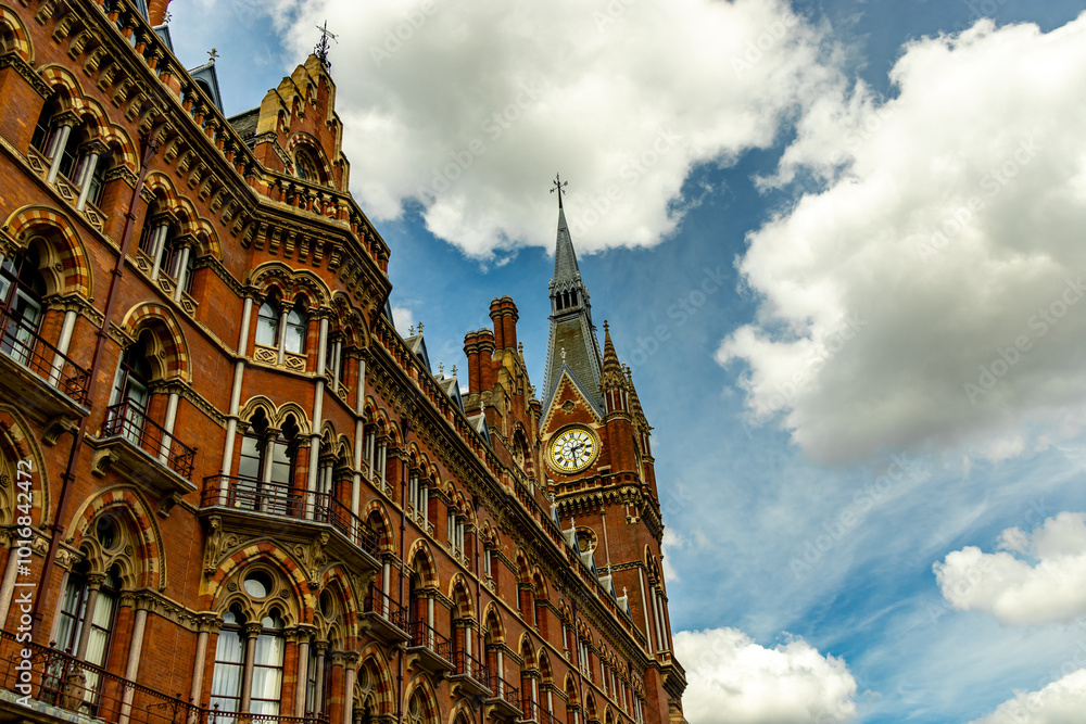 Ein kleiner Stadtbummel und Erkundungstour durch die Metropole London entlang der berühmten Sehenswürdigkeiten an der Themse - Vereinigtes Königreich Ein kleiner Stadtbummel und Erkundungstour durch die Metropole London entlang der berühmten Sehenswürdigkeiten an der Themse - Vereinigtes Königreich