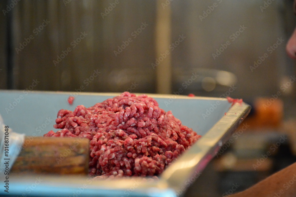 Φωτογραφία Moliendo carne de res, molienda de carne roja, maquina para moler carne de res, molino de carne de res