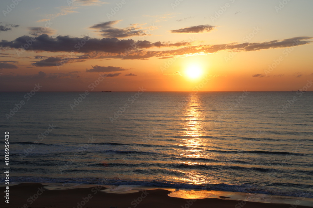 Fototapeta premium sunrise over the sea