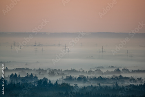 Strommasten durchbrechen eine Nebelbank photo