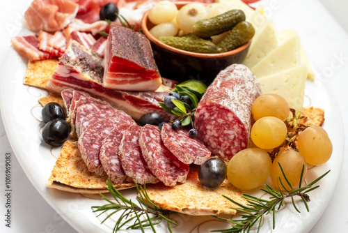 Vassoio di salumi, formaggi e frutta fresca, cibo italiano 