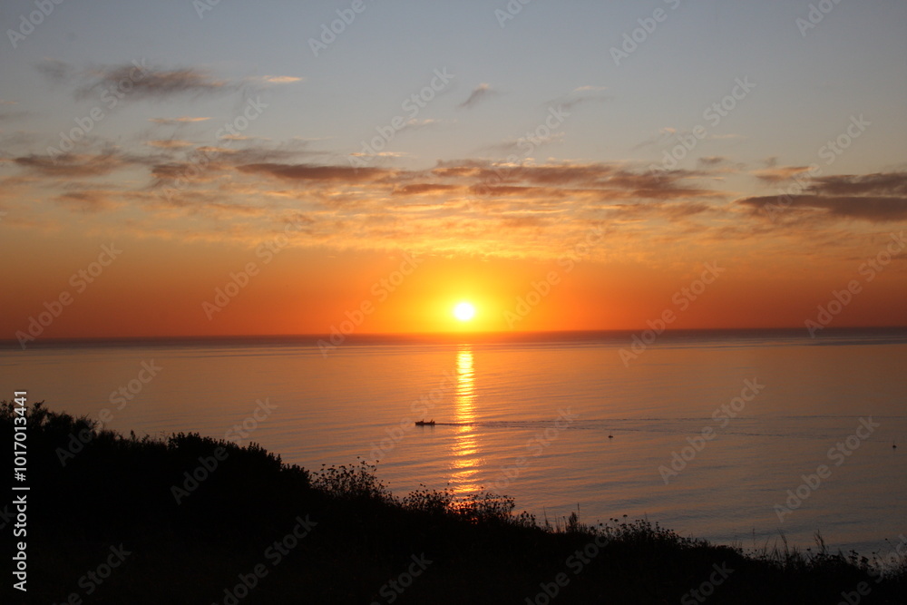 couché de soleil sur l'océan, ciel coloré couché de soleil sur l'océan, ciel coloré