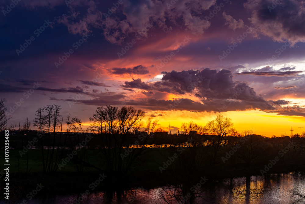 Fototapeta premium Sonnenuntergang über der Donau