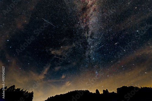 Der Perseiden-Meteorstrom vor der Milchstraße