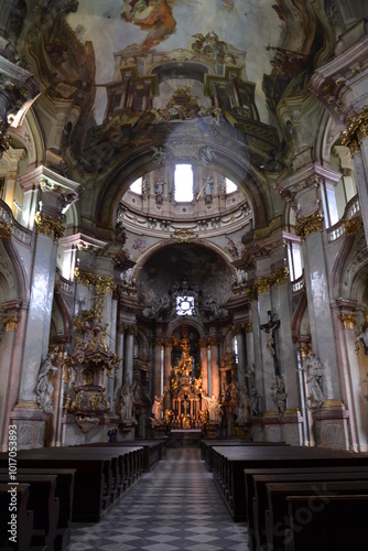 Prague, République Tchèque, 14 décembre 2015: entrée et coupole de l'Église Saint-Nicolas de Malá Strana, peintures dorées