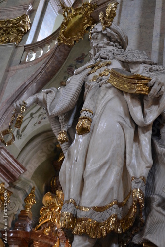 Prague, République Tchèque, 14 décembre 2015: Église Saint-Nicolas de Malá Strana, grande statue de Saint, blanc et doré