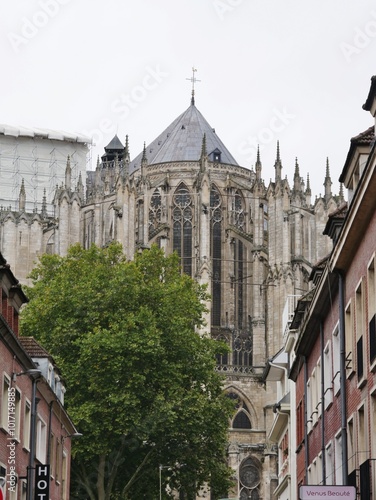 Kathedrale in Beauvais von außen mit Baustelle photo