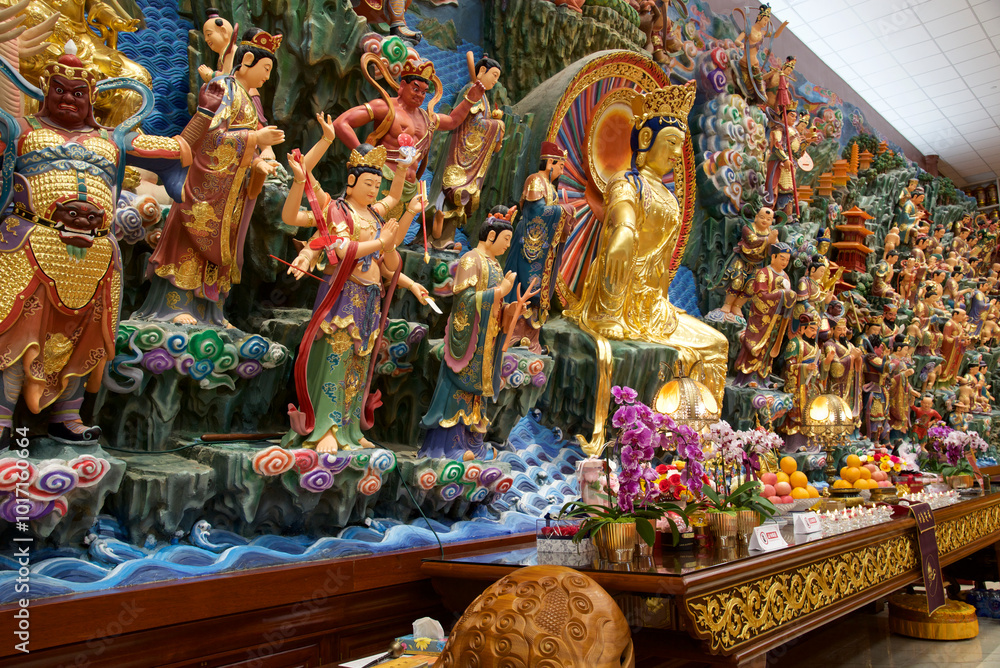 Obraz premium Peterborough, Ontario, Canada / 05-18-2024: The multi coloured Buddha statues inside the Buddhist temple.
