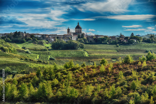 Bild auf Leinwand Fontanile, la chiesa, Mombaruzzo, Asti, Piemonte, Italia