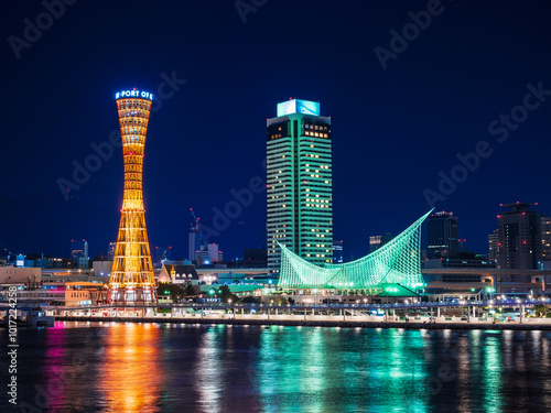 Obraz na płótnie 神戸ポートタワーとベイエリア 夜景 w salonie