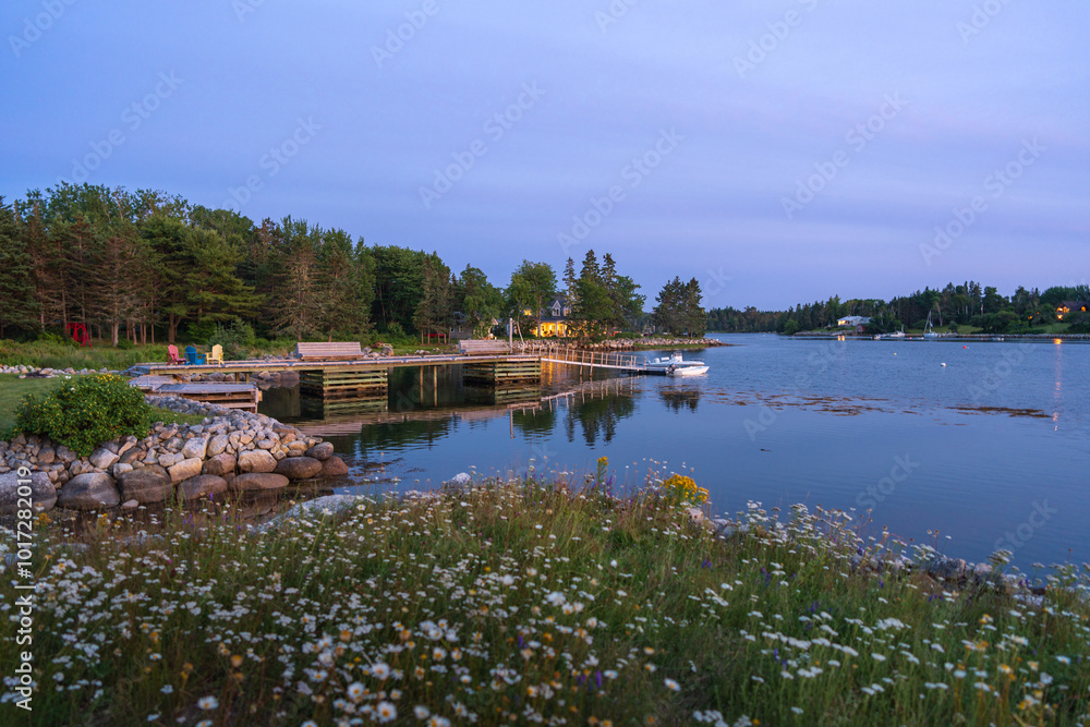 Obraz premium Blue hour at waters edge, Glen Margaret Bay, Nova Scotia